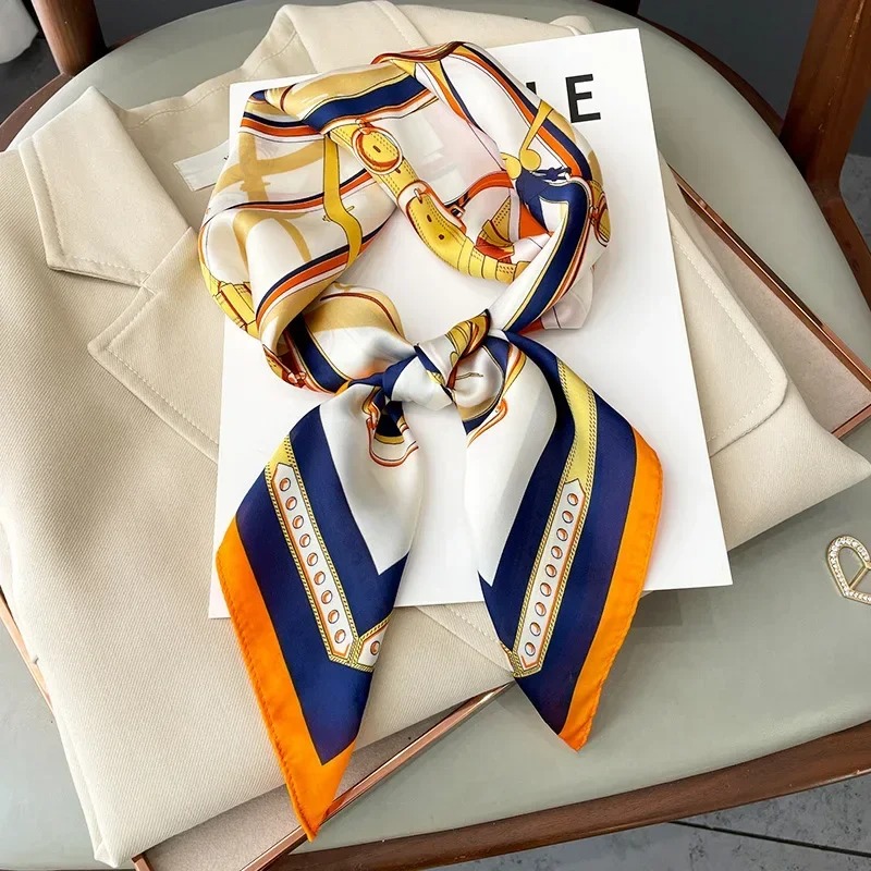 Luxury Bags Trending - Luxuriöses Design: Schmaler Seidenschal für Damen
