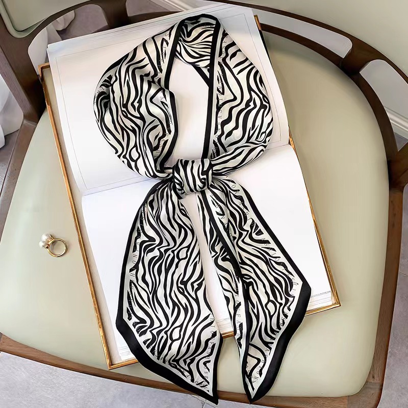 Luxuriöses Seidentuch mit Zebr – Luxury Bags Trending Bewertung und Preis